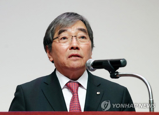 윤석헌 금융감독원장이 2일 오전 서울 여의도 금융감독원에서 열린 금감원 시무식에서 신년사를 하고 있다.   연합뉴스